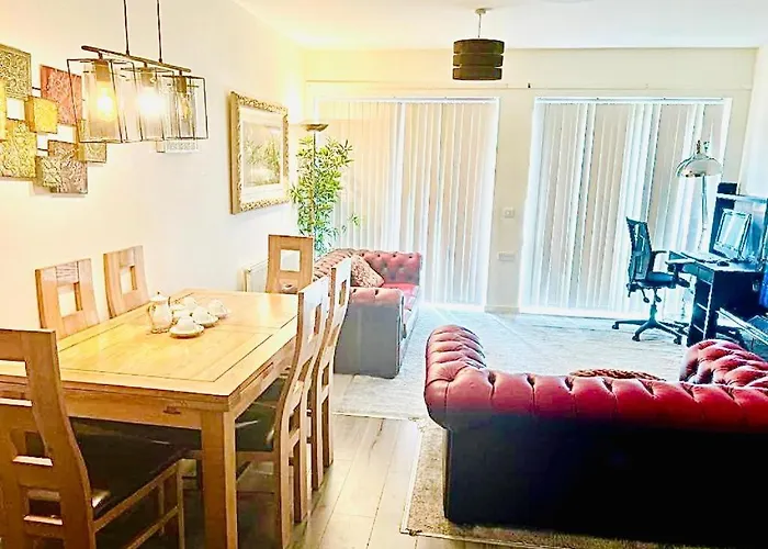 Park Royal Stay- Relax In A Specious Masters Room With Lake Views In An Apartment