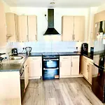 Park Royal Stay- Relax In A Specious Masters Room With Lake Views In An Apartment