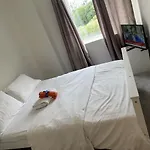 Park Royal Stay- Relax In A Specious Masters Room With Lake Views In An Apartment