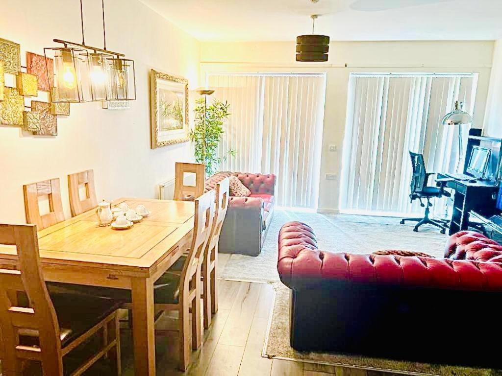 Park Royal Stay- Relax In A Specious Masters With Views In An *